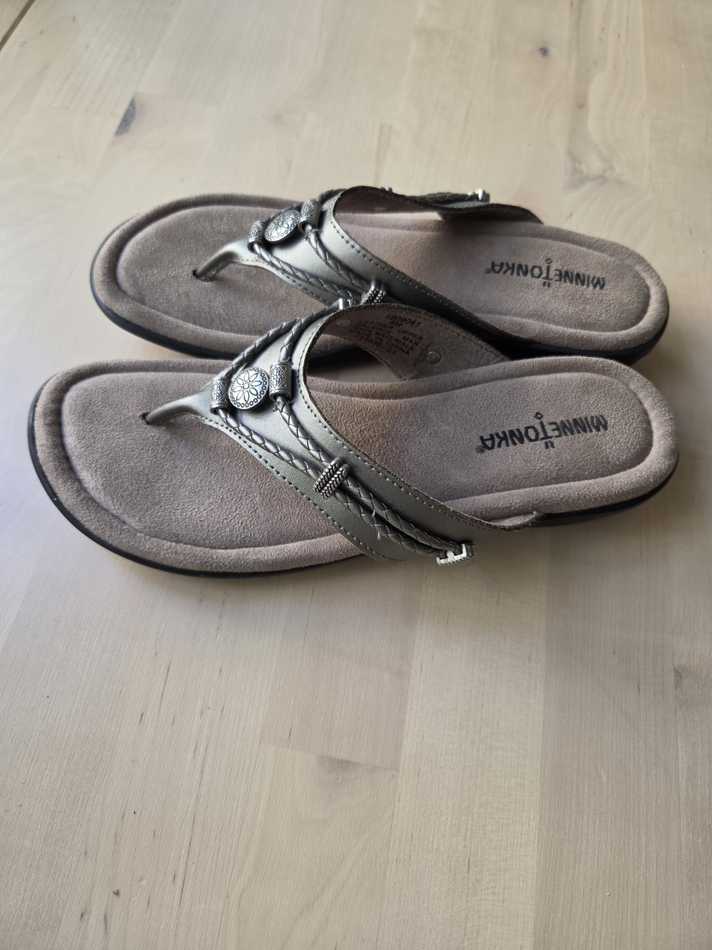 Minnetonka Metallic Leather Sandals Comfort Flip Flops Women 8 NWOB